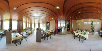 Diti & Nisi Restaurant, Tola Artan inside