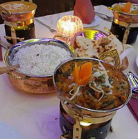 Naan N Curry food