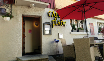 Cafe Flade, Snjezana Gudalovic outside