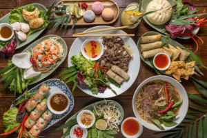 Les Rues De Saigon food