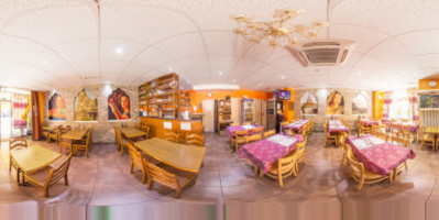 Café Restaurant New Delhi inside