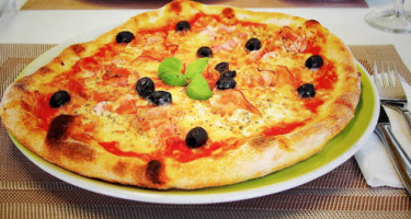 Pizzeria Rosticceria Il Gusto food