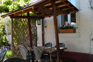 Restaurant De La Poste, Gutaj & Cie outside
