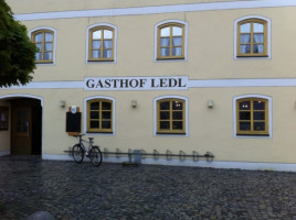 Sebastian Ledl Gastwirtsch. outside