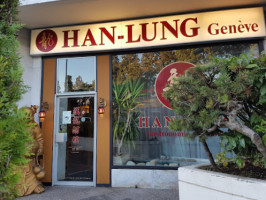 Han Lung outside