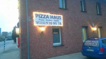 Pizzahaus outside