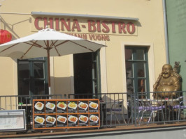 China-bistro Than Vuong outside