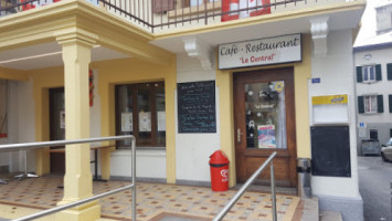 Cafe Le Central outside