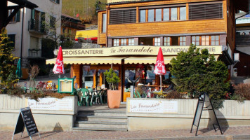 Café La Farandole outside