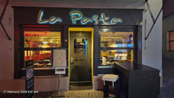 La Pasta outside