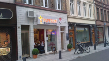 Pizza Peperoni outside