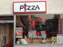 Enzo's Pizza Treff outside