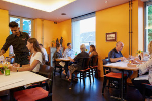 Srignags-Restaurant und Golden-Papaya inside