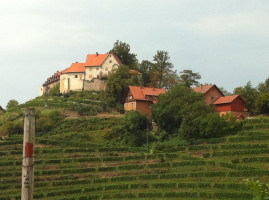 Schloß Staufenberg Wein und Vesperstube food