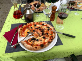 Pizzeria La Vita E Bella Scuol food