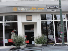 Böser Chinese outside