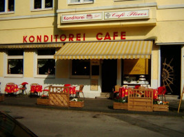 Café Flores outside