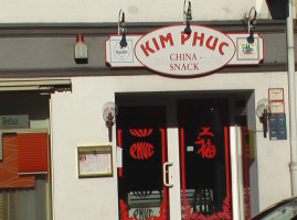 Kim Phuc outside