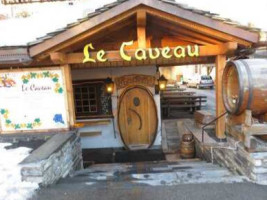 Le Caveau outside