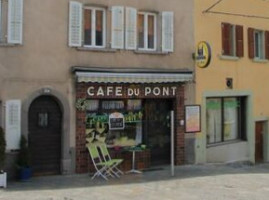 Café Du Pont outside