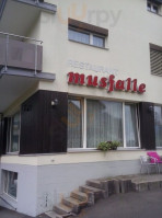 Musfalle outside