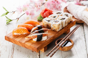Oyshi Sushi food