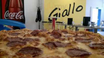 Giallo Pizzakurier food