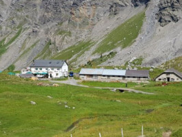 Refuge De La Tour Anzeindaz outside