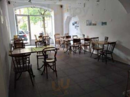 Le Cafe Des Argiles inside