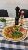 Pizzeria Neufeld food