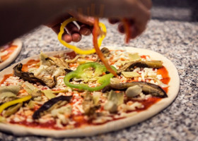 Dieci Pizza Kurier Bern food