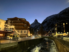 Hotel National Zermatt outside