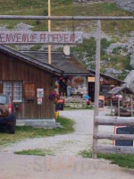 Refuge De Mayen outside