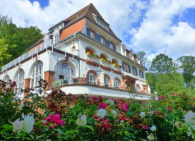 Das Restaurant im Kurhaus Trifels food