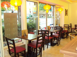 Lin`s Wok inside