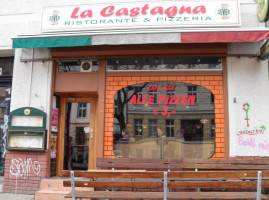 La Castania outside