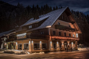 Motorrad- Gasthof Strasswirt Am Nassfeld In Kärnten outside