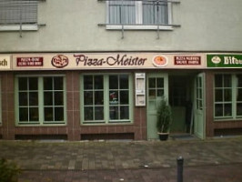 Pizza Meister outside