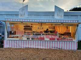 Martin Confiserie Marronistand, Softeismaschine, Kundengeschenke, Magenbrot, Gebrannte Mandeln, Rahmtaefeli food