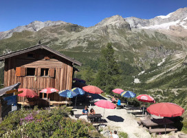 Cabane Petit Mountet outside