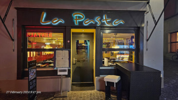 La Pasta outside