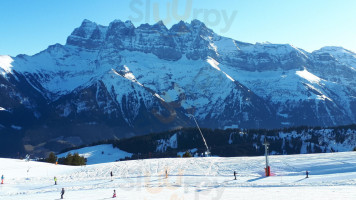 Là Ô Morgins food