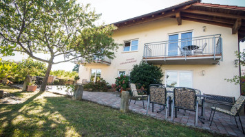 Weingut Und Gästehaus Estelmann outside