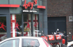 Joey`s Pizza outside