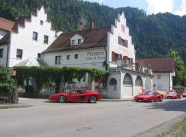 Pizzeria Tutto Al Forno outside