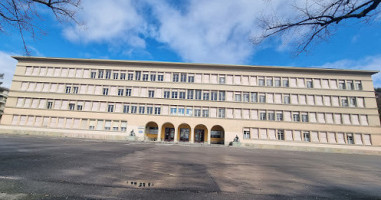 Aula College De Bethusy outside