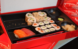 ManThei sushitaxi sushibars inside