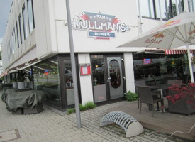 Sam Kullman's Diner outside