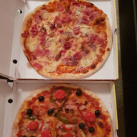 Pizza Locanda food