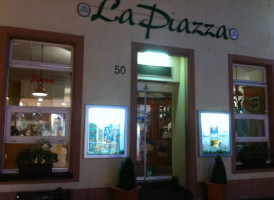 Pizzeria La Piazza outside